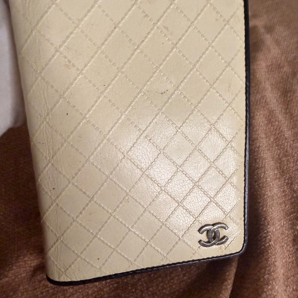 CHANEL Cream Key & Card Holder